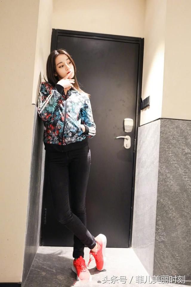 迪丽热巴穿高领连体超短裤显脸大,网友:这张脸