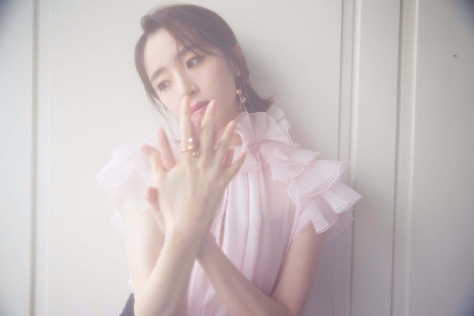 胡冰卿出席时尚活动 演绎甜美酷girl长腿抢镜