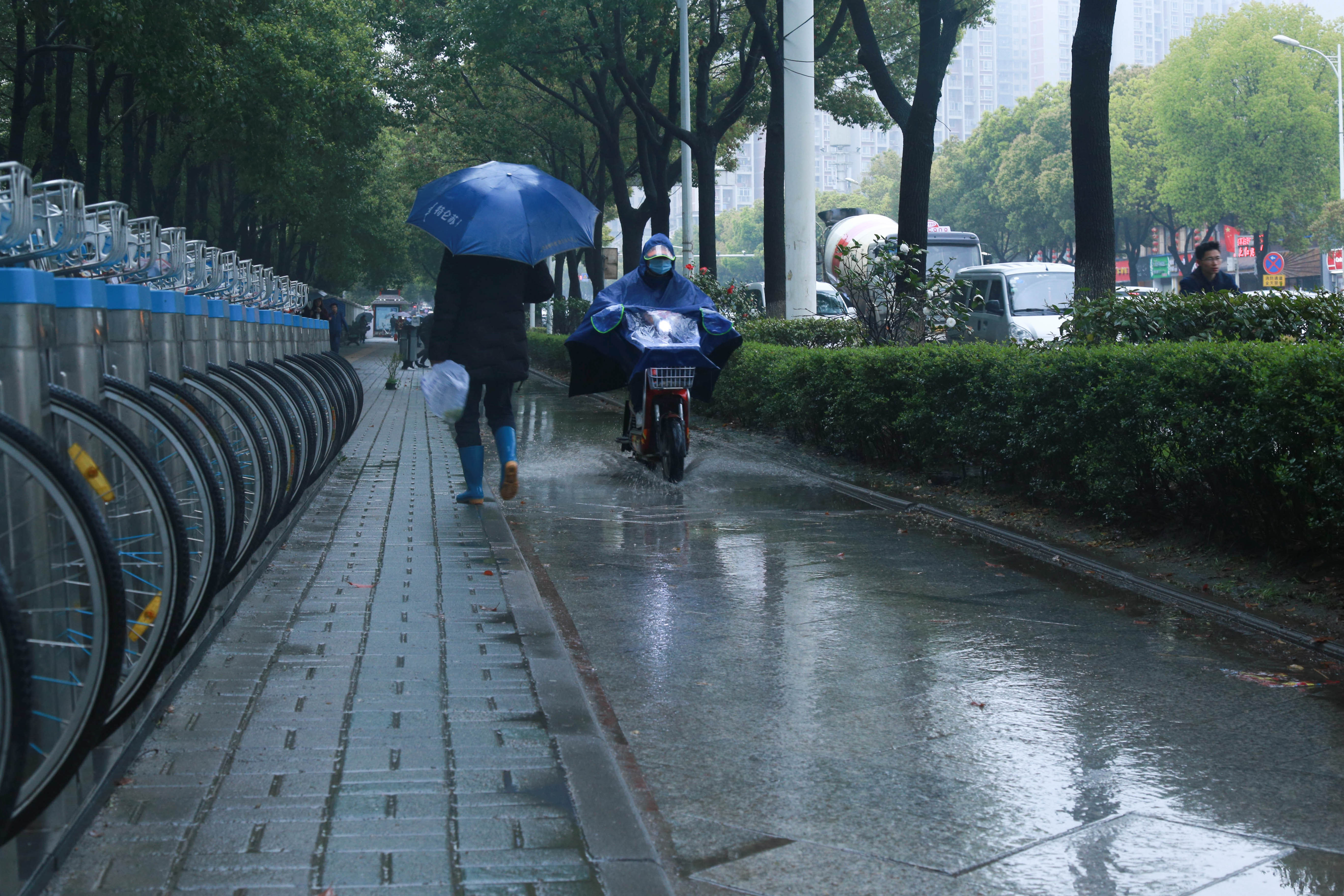 雨天武汉众生相,不"溅"人,请你们慢一点