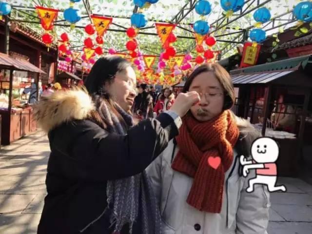 拥有着几乎完全相同外表的两姐妹，经常会被人认错，走在路上，总会碰到不认识的人上来打招呼，两个人对此总会做出一样的反应，一本正经的假装对方认对了人。