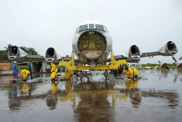 被王伟迫降的美军侦察机拆解全过程实录