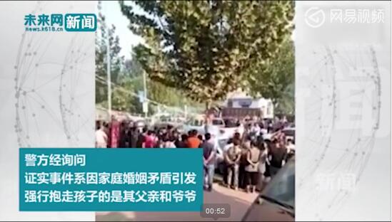 小学生校门口被抱走塞进车 女校长趴引擎盖拦车 小学生校门口被抱走塞进车 女校长趴引擎盖拦车