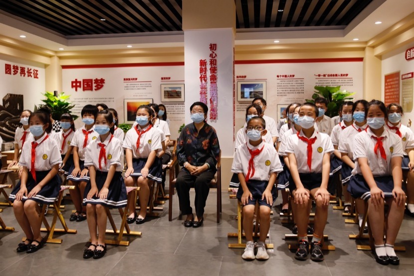 7月18日上午，怀柔区“老少同声颂党恩、携手喜迎二十大、共建百年科学城”暑期主题教育活动启动仪式举办，中国关工委主任顾秀莲，北京市关工委主任梁伟，常务副主任李昭玲，秘书长、市委老干部局一级巡视员刘向东，怀柔区委副书记、区长于庆丰，怀柔区委常委、组织部部长孙晓峰，怀柔区关工委主任王玉山等出席活动。