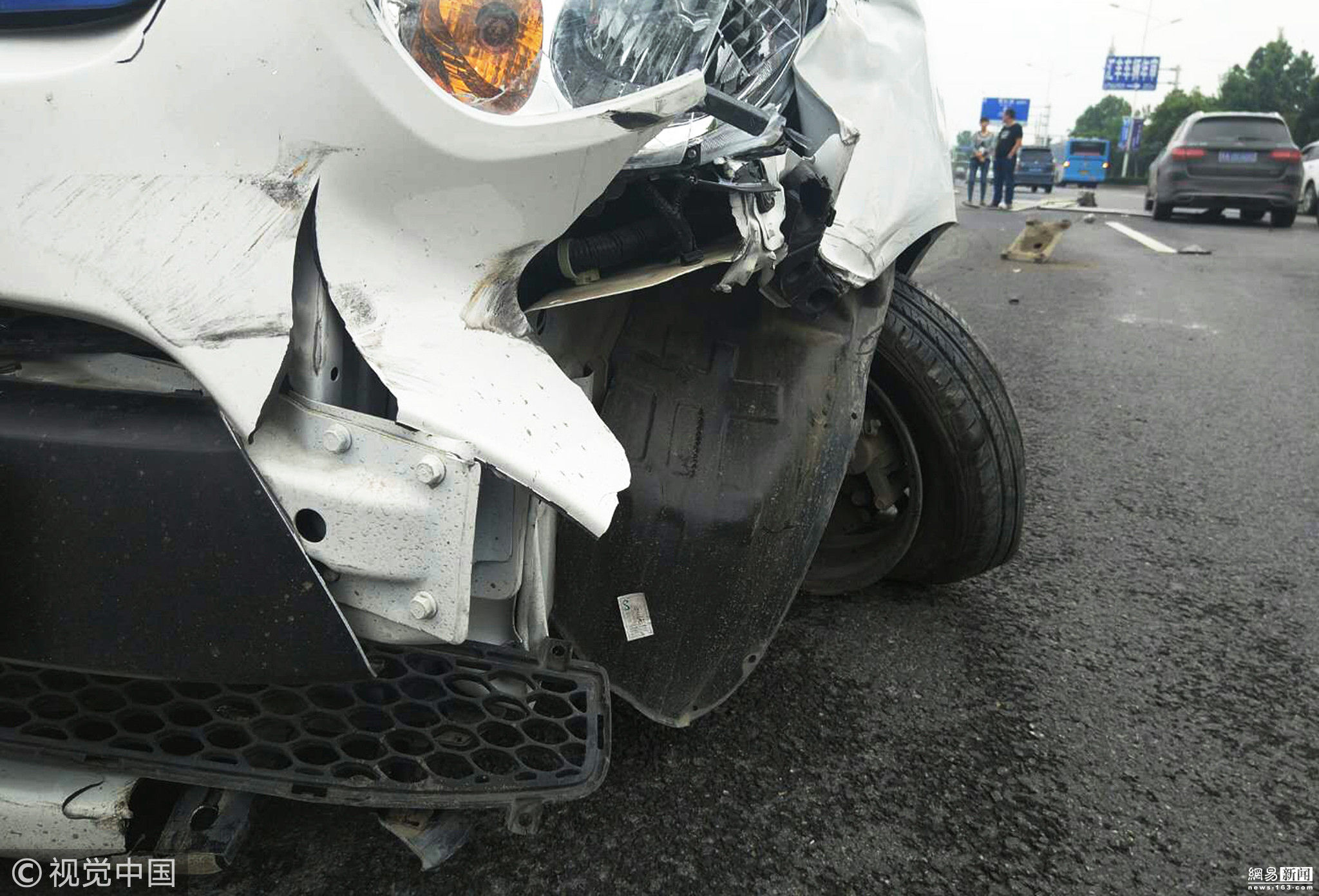 郑州一电动汽车失控撞上奔驰 司机不知去向