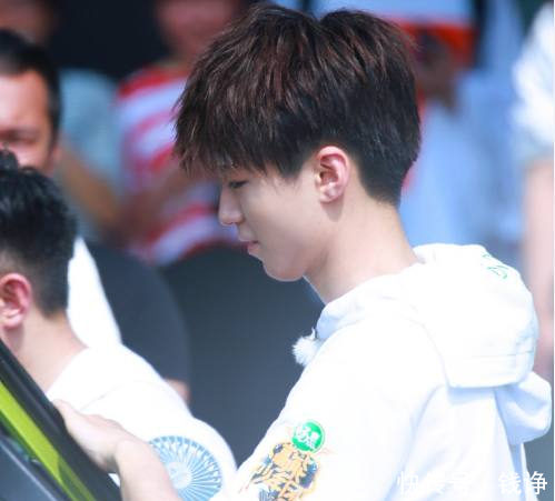 王俊凯胳膊被蚊子咬了之后,肿成一个大包,粉丝