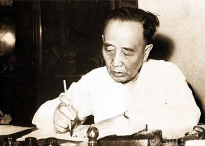 鲁迅:远看一条狗,近看郭沫若