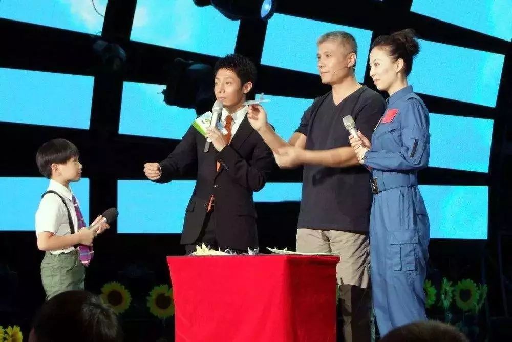 中国大叔靠纸飞机成世界最大飞机制造商