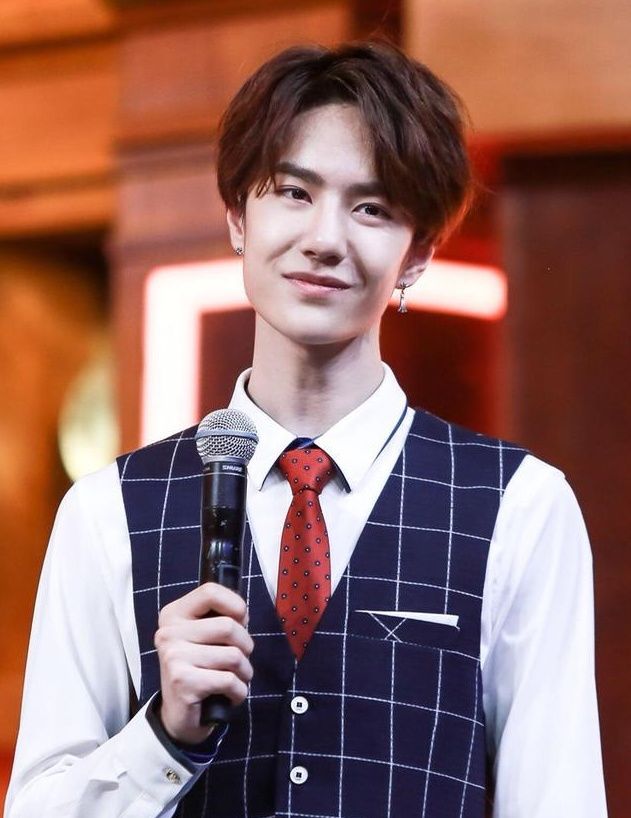 上目前主持人学历,一个中专生 带着两个高中生