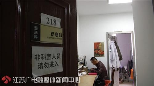 医生垫付6万医疗费 贫困大学生感恩做义工