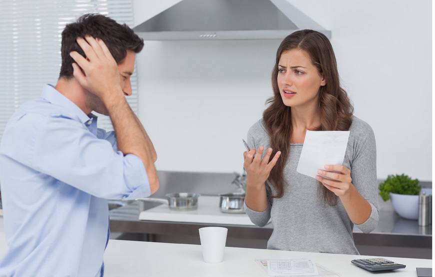 妻子天天要钱,丈夫忍无可忍,给了她一张纸,妻子