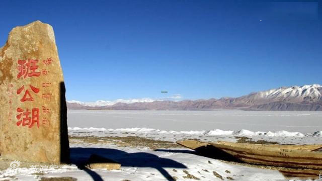中国驻守在班公湖的是新疆阿里军分区某师的一个水上中队，这支特殊的中队被誉为是“山顶上的国门舰队”，更有一些媒体称呼它为“西海舰队”。