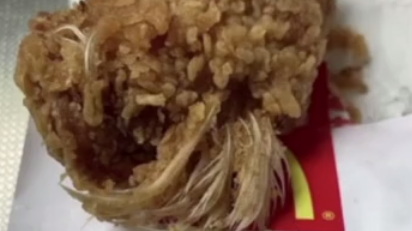 麦当劳外卖鸡翅中吃出羽毛 女孩已吃三块