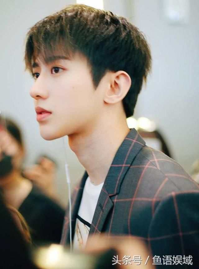 蔡徐坤与《创造101》邵夏惊爆恋情,同款戒指耳