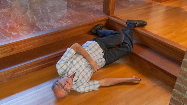 有人摔倒,千万别急着去扶!因为