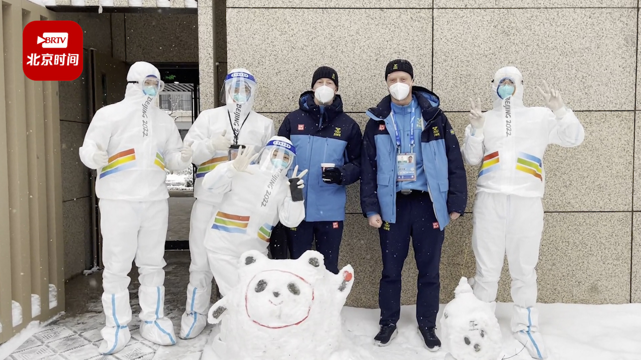 堆雪人大赛?北京迎虎年初雪 冬奥村里现多个“冰墩墩” 堆雪人大赛?北京迎虎年初雪 冬奥村里现多个“冰墩墩”
