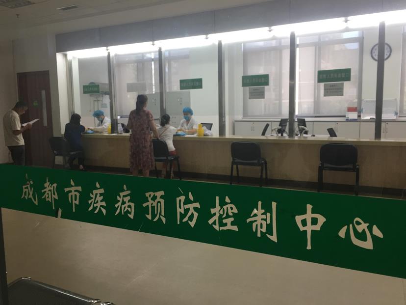 针对不断增加的办证需求,成都市疾控中心的工作人员也做出了不少的