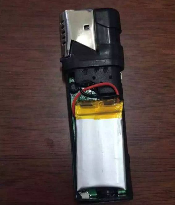 女子与男友去宾馆,男子半夜抽烟发现打火机不