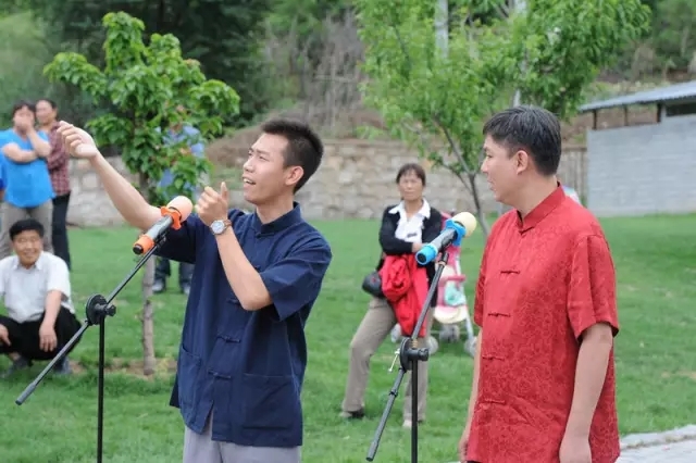 康大鹏将快乐带进司马台,"星夜相声会馆"乡村展现相声魅力!