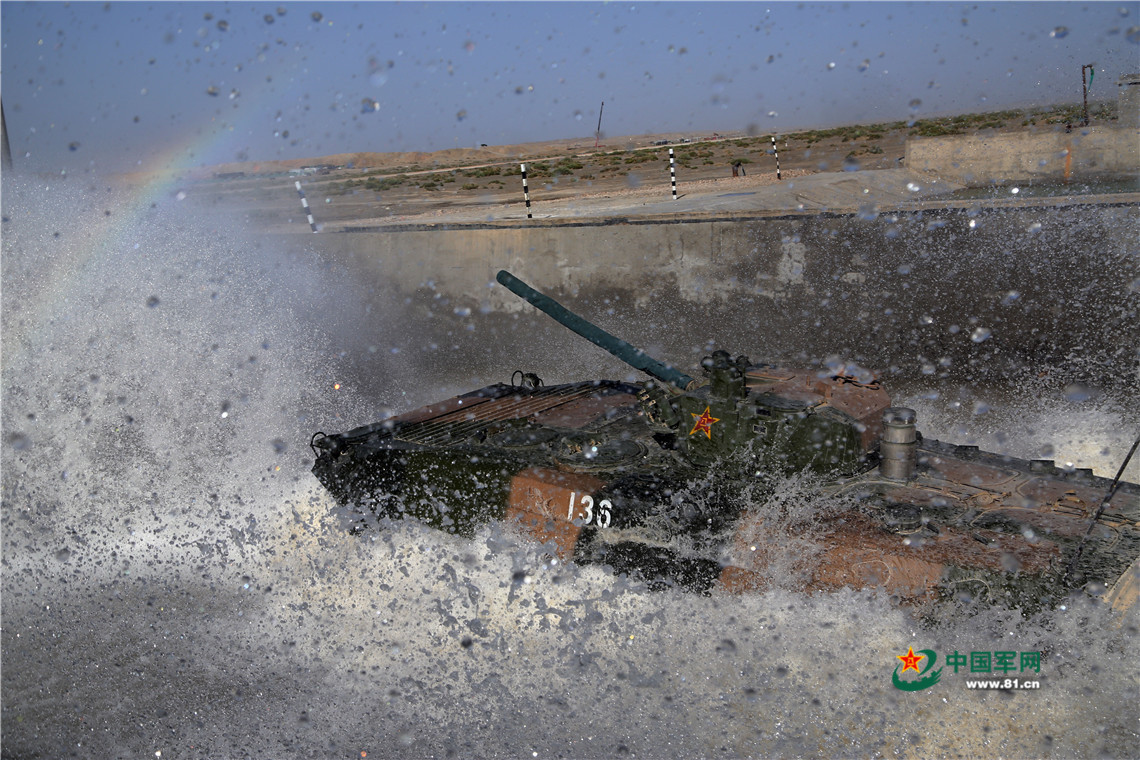 战车穿越水障溅起层层浪花。