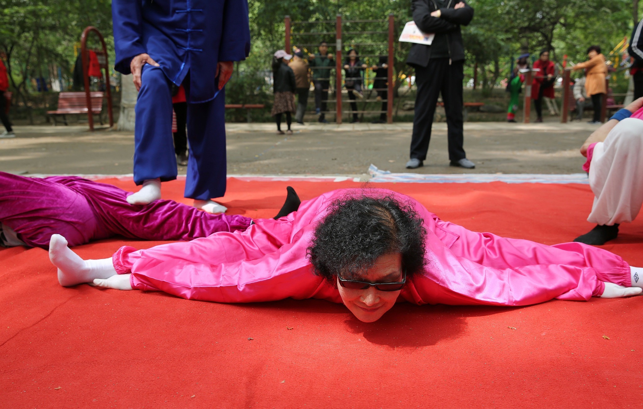 77岁老人坚持锻炼 "二郎担山"震惊路人