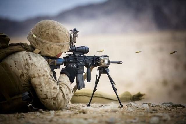 非洲民兵把枪举过头顶射击,这样做是为了耍帅吗?原来是我想错了