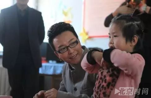 39岁李玉刚女装现身时装周，老外疯狂尖叫，美的让女人都嫉妒！