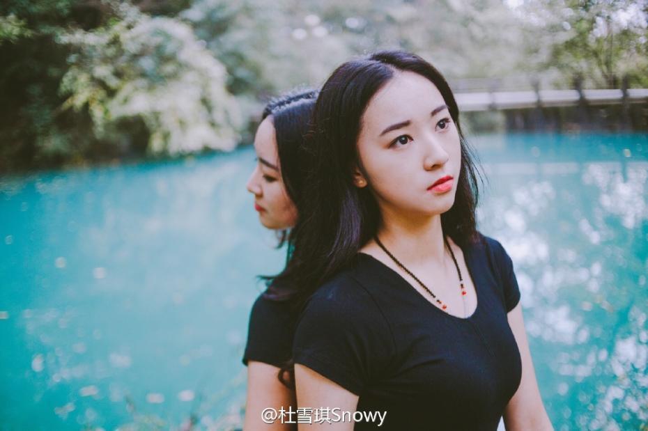 近日，这对姐妹花一起拍摄了一组小清新写真，颜美腿长气质出众,并配文称，“安静下来的我们，还是蛮美的”。