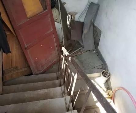 论一个人如何把1米8乘2米的床垫搬下楼?前方