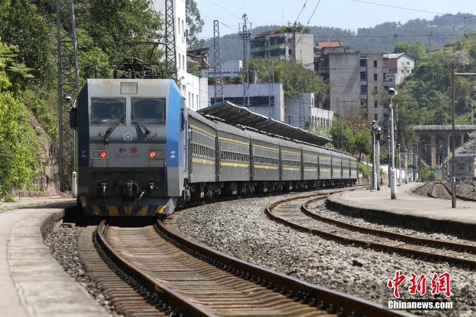 渝黔铁路线上的"绿皮慢火车" 票价最低2元