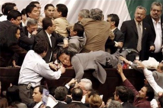 看完日本女议员打架的场面,再看韩国女议员打架的场面,差距很大