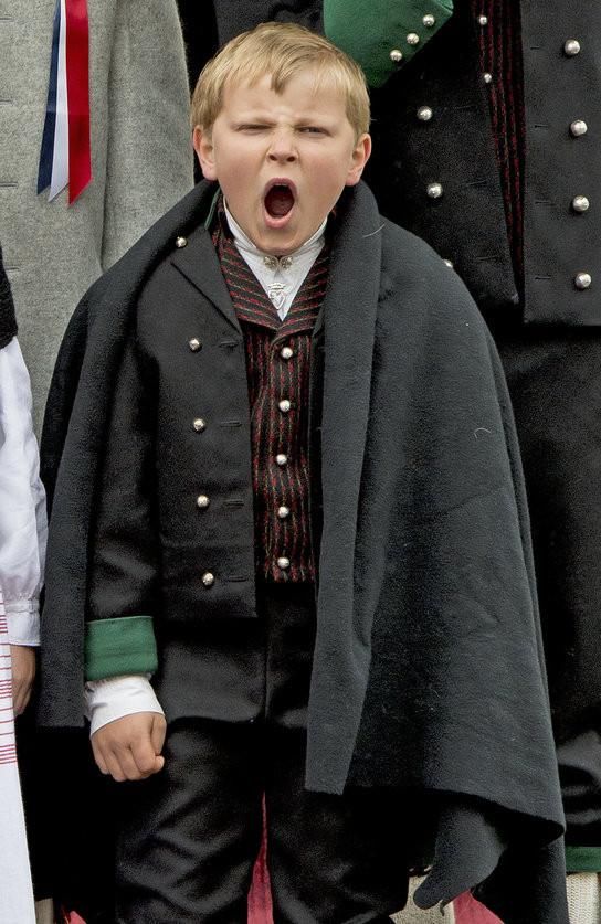 挪威小王子斯维尔·马格努斯也是一位可爱的王子,出席活动打哈欠,很