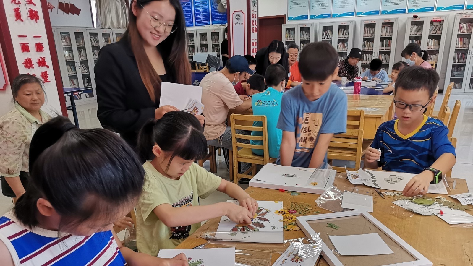 拾一片树叶 画一纸童心 石景山鲁谷青少年参加装饰画手工制作活动 拾一片树叶 画一纸童心 石景山鲁谷青少年参加装饰画手工制作活动