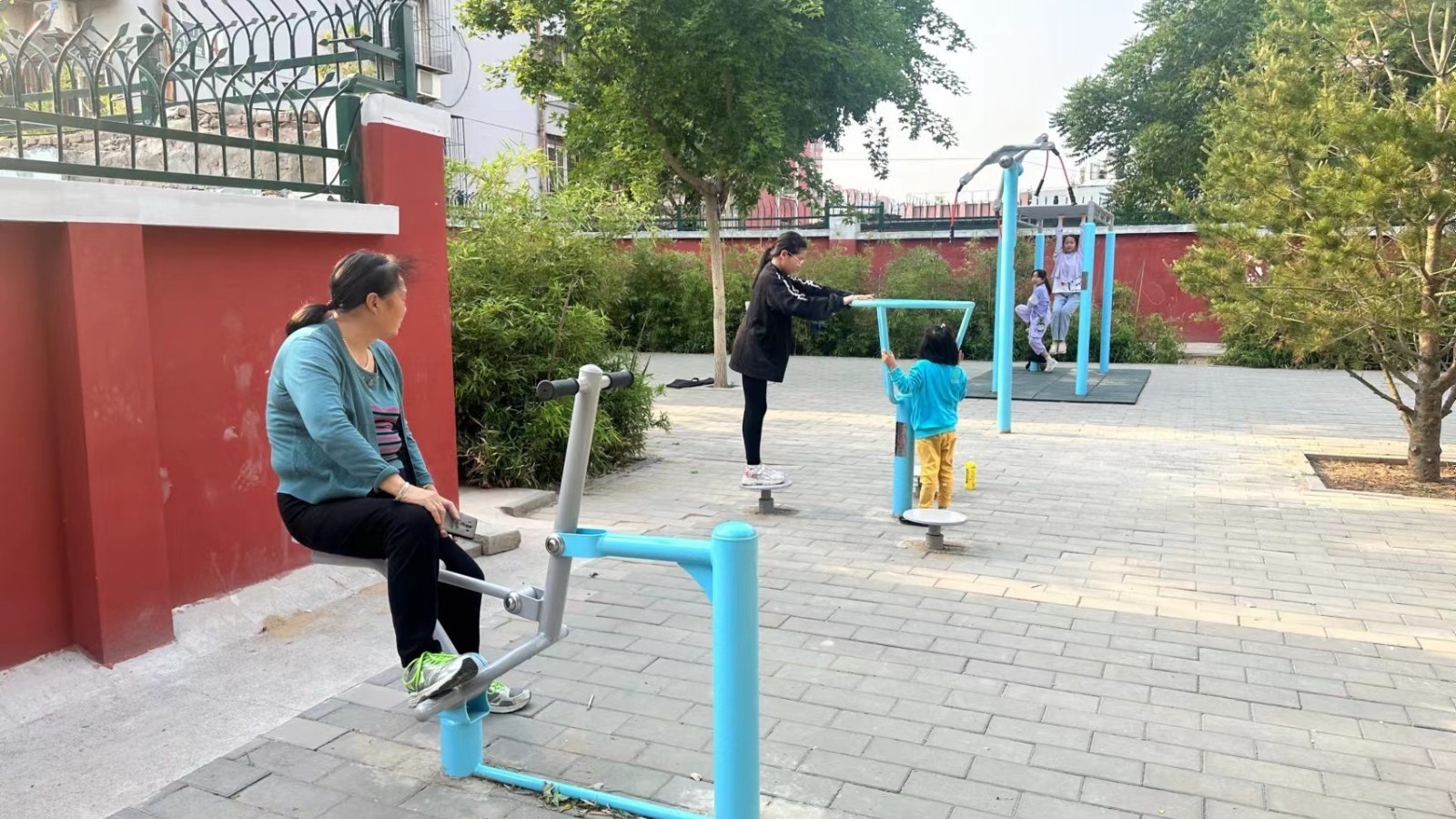 民有所呼我有所应 角门东里三社区健身器交付使用