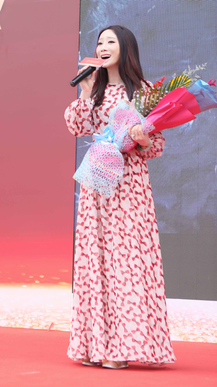 邓童天携新歌助力公益 温婉歌声祝福金婚老人