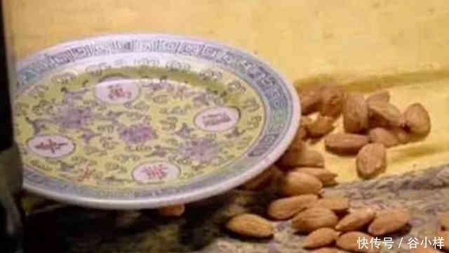 甄嬛传:安陵容吃苦杏仁自尽时,装苦杏仁盘子上