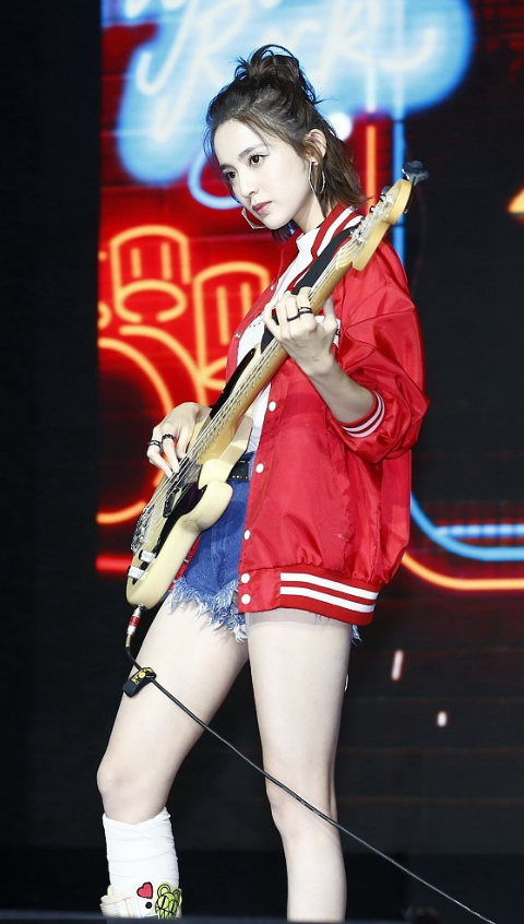 腿就是长!古力娜扎穿短裤腿踩石膏玩贝斯