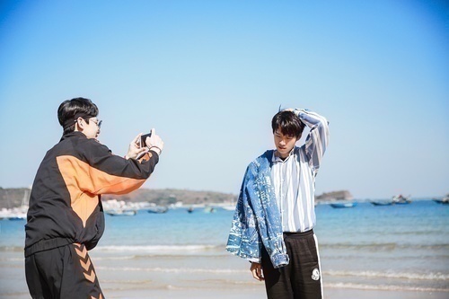 白敬亭魏大勋谭松韵齐上综艺晒合照 网友:已脑