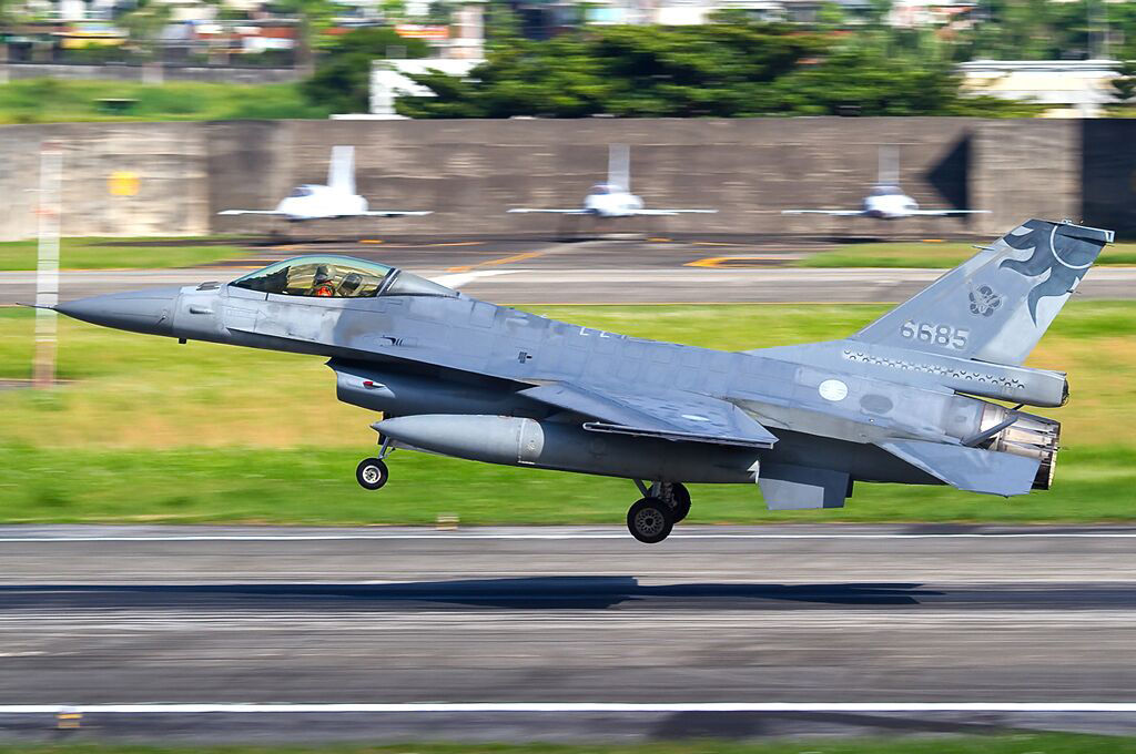 台汉光34军演首日,一架F16战机撞山飞行员遇