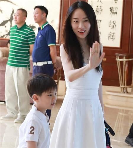 金巧巧儿子周岁宴请半个娱乐圈,丈夫于冬和前