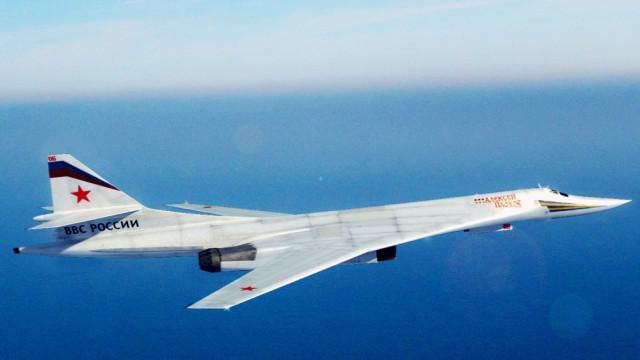 无奈!飞行员被欠3个月工资,二话不说开着8架轰炸机叛逃他国