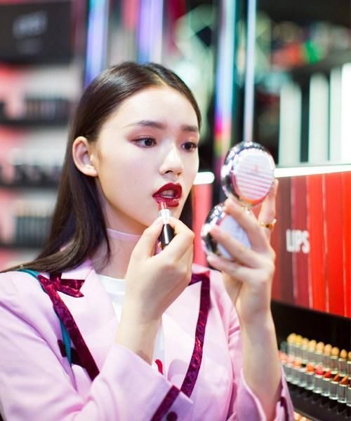 同样是涂口红杨幂似拍大片,热巴妩媚,而你一不