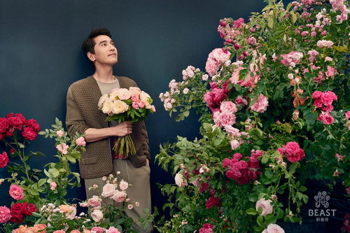 近日,赵又廷七夕大片曝光。在为艺术品牌野兽派拍摄的大片中,姑父穿越三个不同维度空间,扮演一位等待爱人的植物学家,更遇到特殊的旅伴。