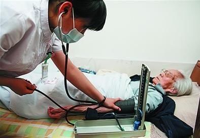 幸运的一类人,国家包吃包住包穿,去医院看病也