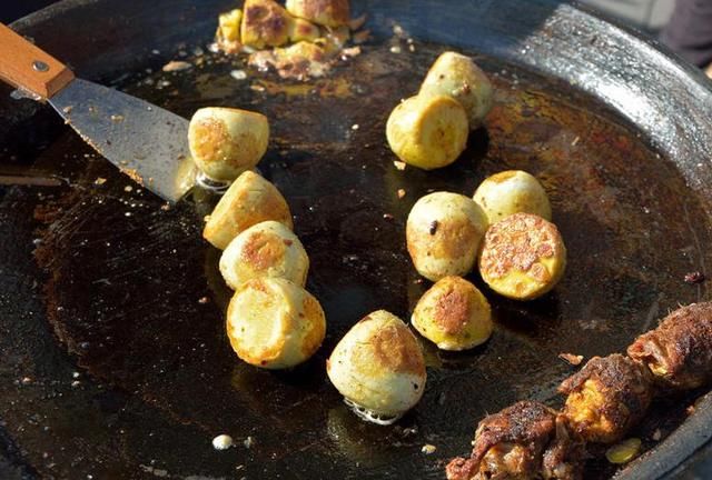 这种街边小吃在北方小有名气烧烤摊必点!但南方人都没见过