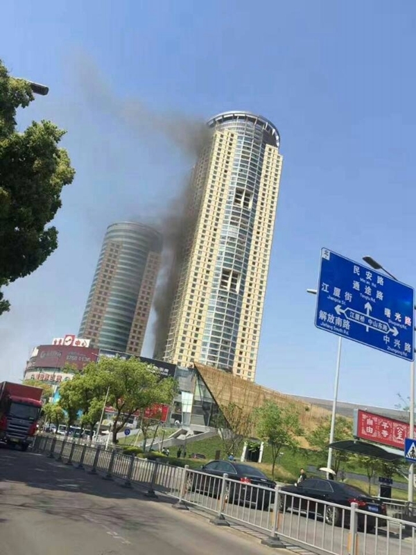 宁波三江口凌江名庭突发火灾 露台上的废电缆是元凶 宁波三江口凌江名庭突发火灾 露台上的废电缆是元凶