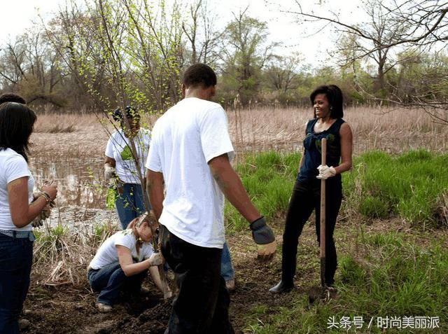 梅拉尼娅穿2万多裙子,10cm高跟鞋卡泥里!可惜