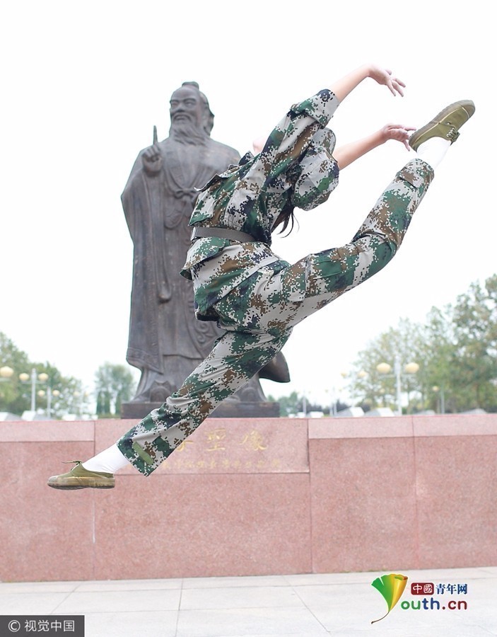 高校女生军训大秀一字马。