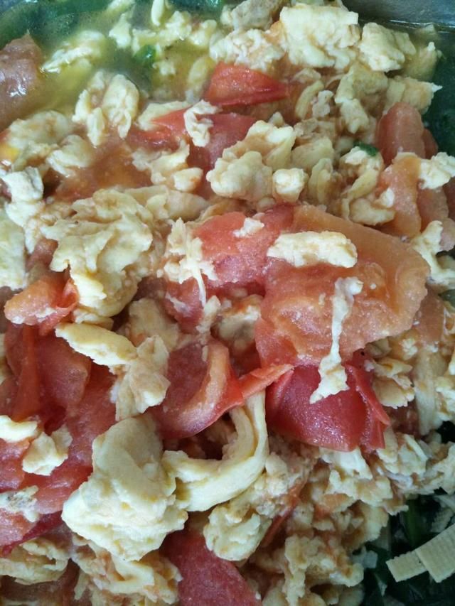 家长看到幼儿园里宝宝吃的饭菜说太素了