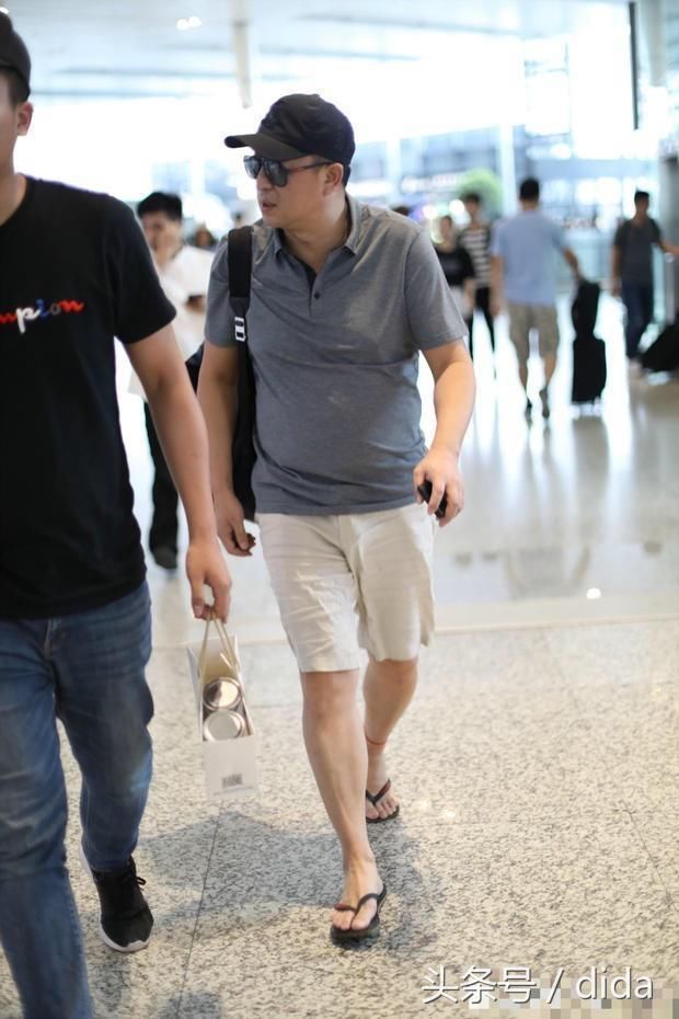 张嘉译腰病疑似加重 弓背驼腰现身机场 邋遢形