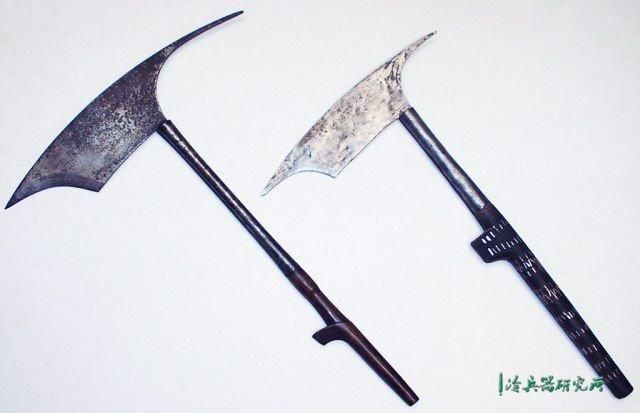 人们猜想这种兵器可能是受到农用镰刀的启发而发明的,但成熟的军用镰